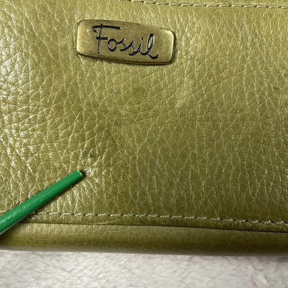 FOSSIL Avocado Green Pebble Leather Zip Around Wallet Card Holder Quiet Luxury